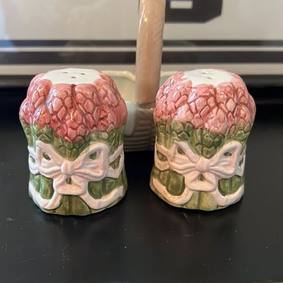 Vintage ceramic salt and pepper shakers, Asparagus in a basket - Picture 2 of 9